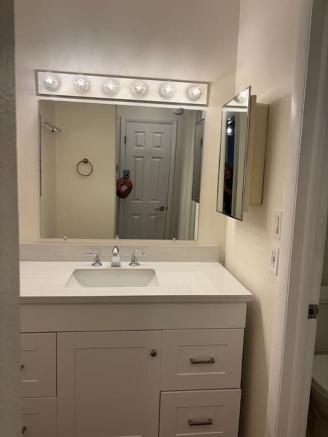 Building Photo - Close to Campus 2BD/1.5 BA Townhouse - Ava...