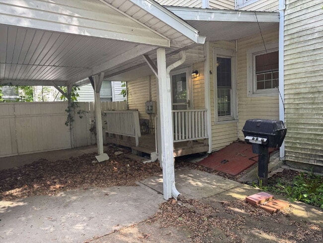 Building Photo - "Cozy 1-Bedroom Gem in Springfield's Heart – Your Perfect Urban Retreat!"
