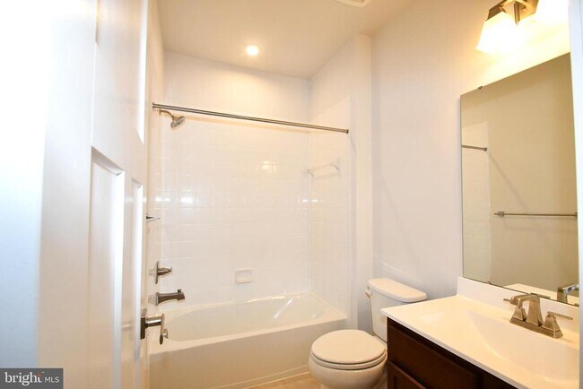 Building Photo - 2105 Hemlock Bay Rd