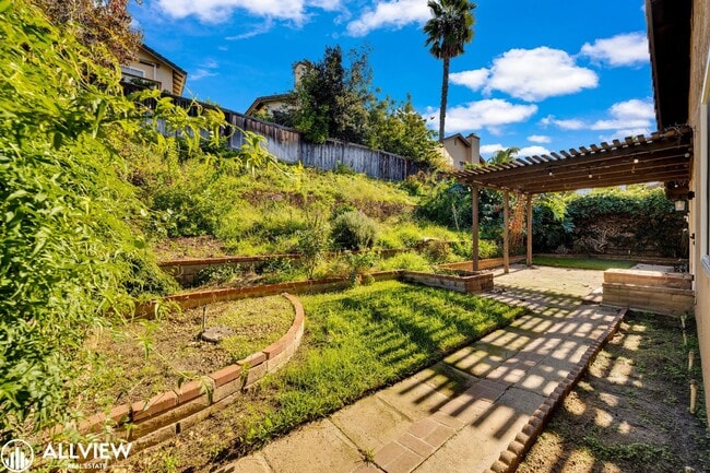 Building Photo - Gated Cimarron 3 Bed/ 2 Bath Home with Garage & Community Amenities