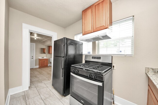 Building Photo - 201 W Pitts Ave