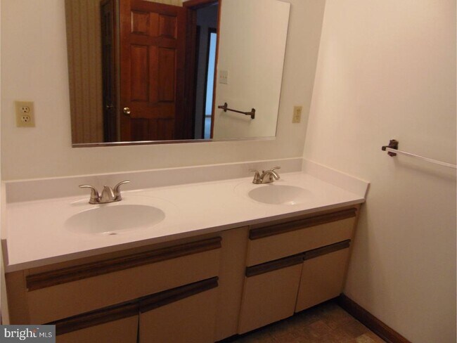 Building Photo - 1175 Osborne Rd