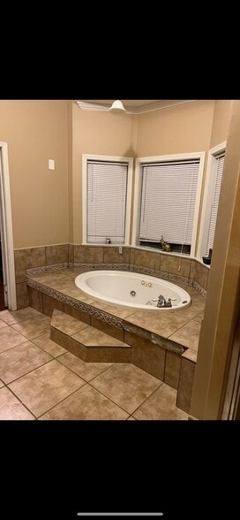 Building Photo - 5560 Maple Ridge Dr