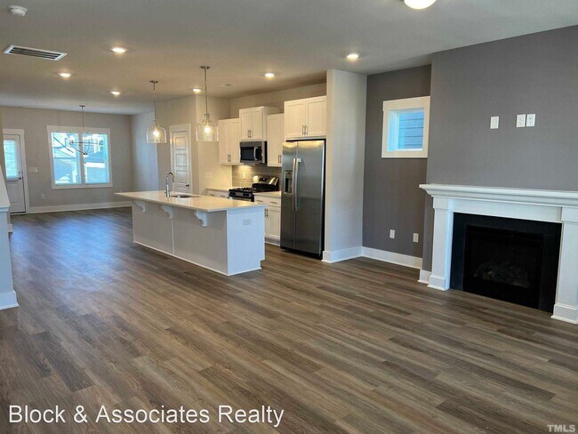 Building Photo - 3 br, 2.5 bath House - 682 Vine Parkway