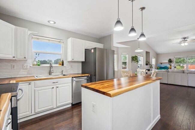 Building Photo - Stylish living in this modern 3 bed 2 bath...