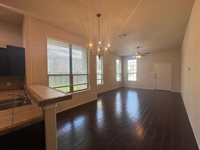 Building Photo - 160 Creekside Villa Dr