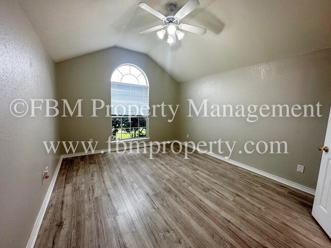 Building Photo - 801 Oak Dr