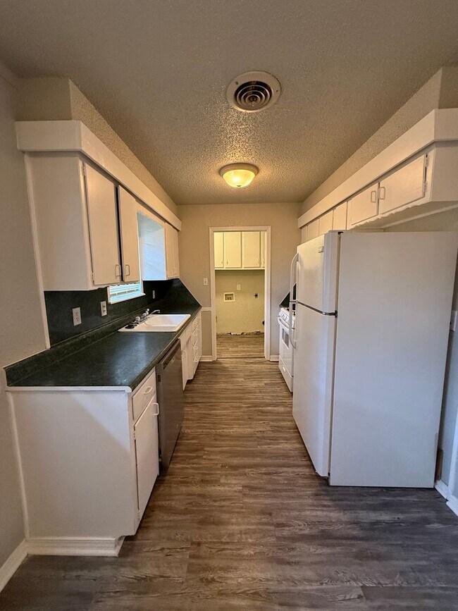 Building Photo - 3 bed, 1 & 1/2 bath home in North Norman