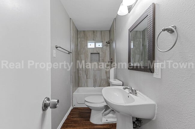 Building Photo - Charming Home in Established Community