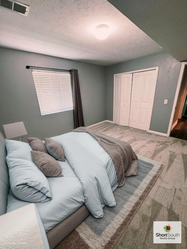 Building Photo - 3 bed 2 bath house right next to South Chr...