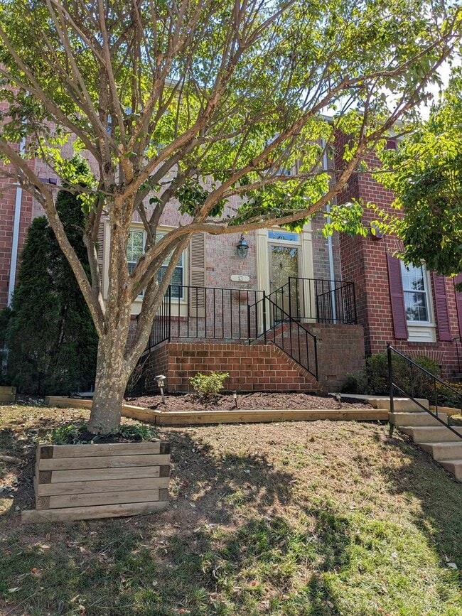 Building Photo - Delightful 4BR TH in highly desired Chapel...