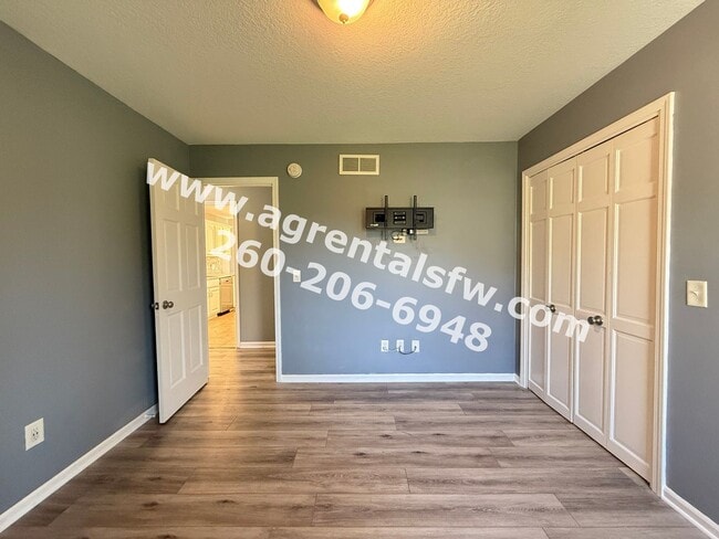 Building Photo - 3 Bedroom House