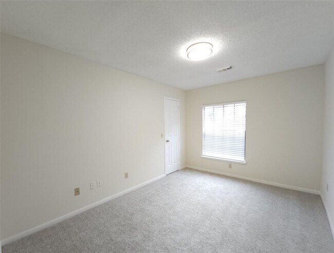 Building Photo - 3226 Country Club Blvd