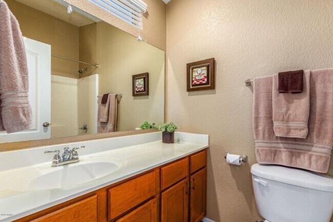 Building Photo - 2 Bedroom, 2.5 Bath Townhome Available NOW!