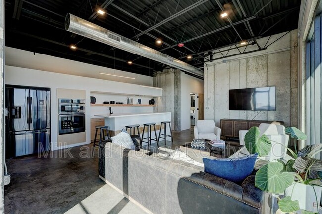 Building Photo - 631 W California Ave