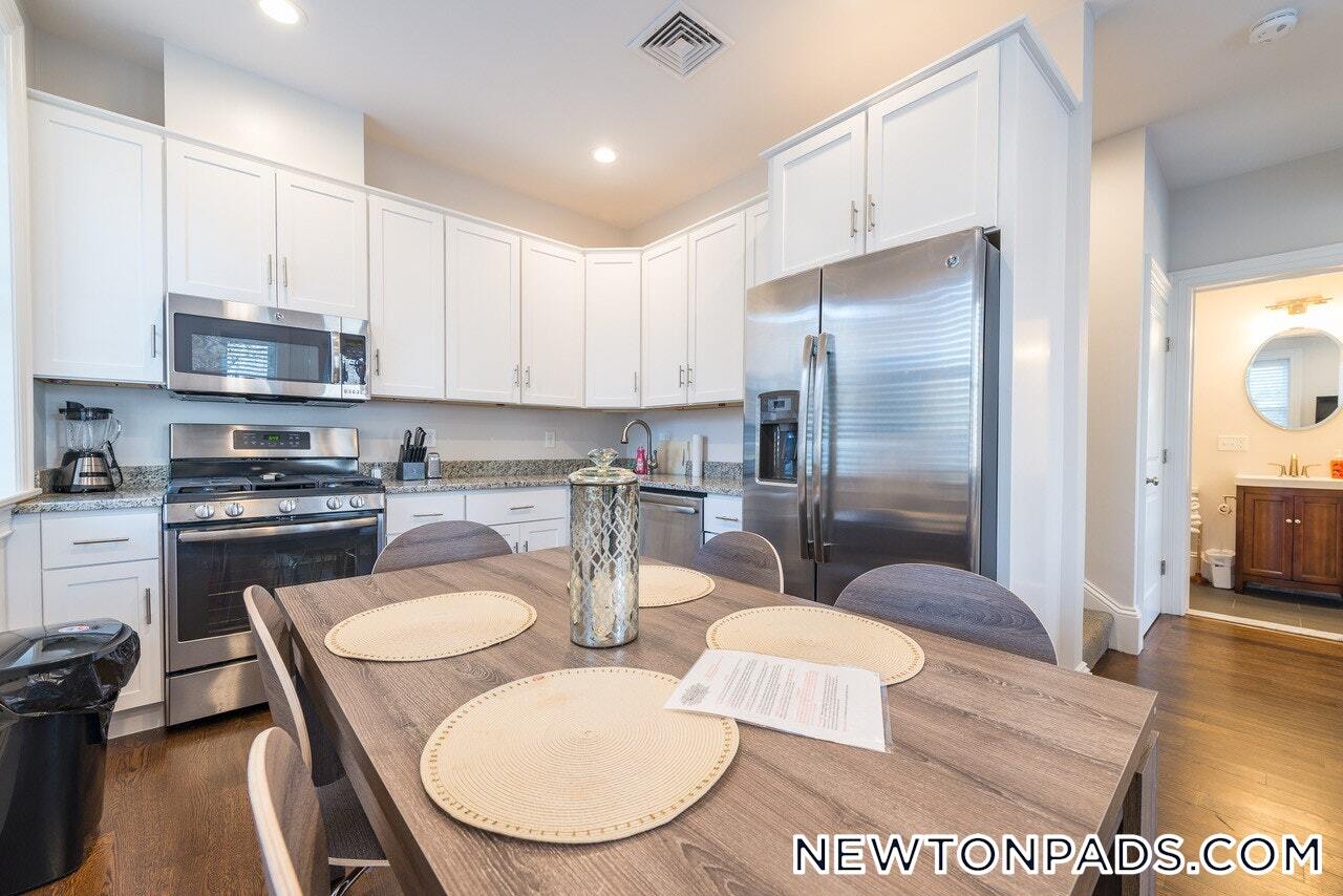 Building Photo - 2044 Beacon St