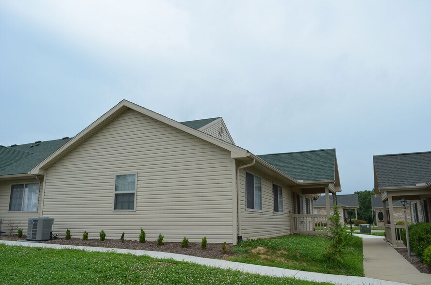 Building Photo - 1001 Altamonte Dr