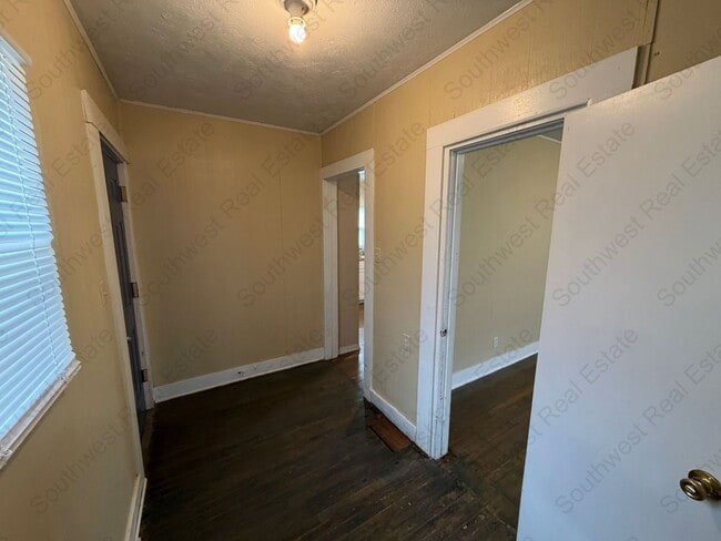 Building Photo - 2 bedrooms 1 bath home.