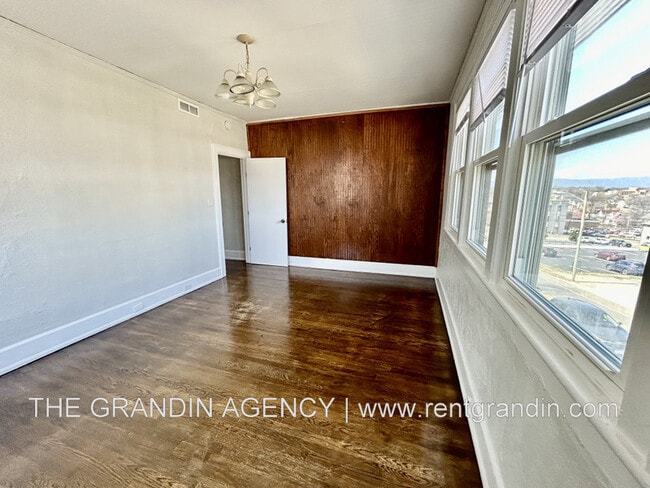 Building Photo - 202 Elm Ave