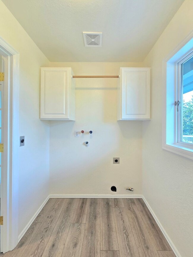 Building Photo - 2 Bedroom Home with Sound, Island and Ferr...