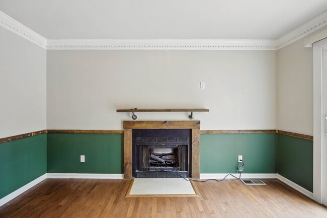 Building Photo - Beautiful 2 Bedroom 1.5 Bathroom Duplex