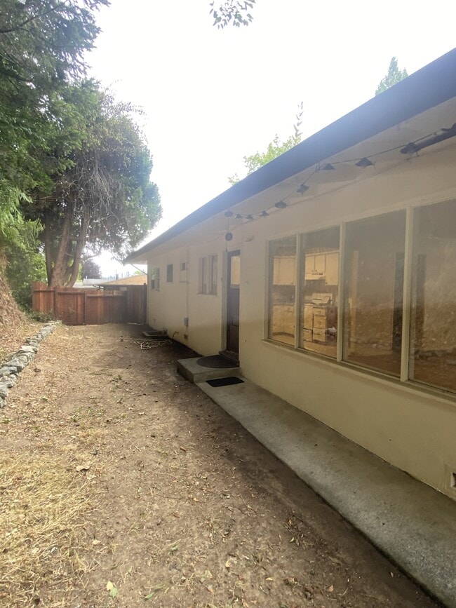 Building Photo - 588 Beverly Dr