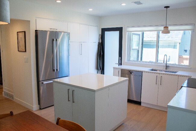 Building Photo - 55 Benthaven Pl