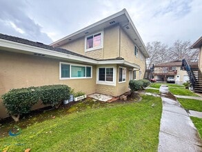 Building Photo - $2595 - 2 Bed/1 Bath Townhome in North San Jose-Near Lightrail