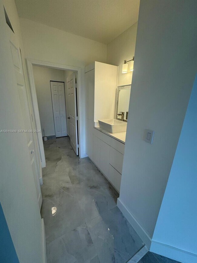 Building Photo - 5090 SW 136th Ave