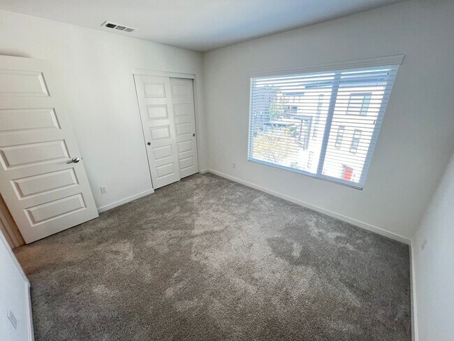 Building Photo - Perfect 2 Bed 2.5 Bath Orange Condo!