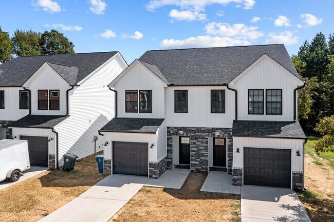 Building Photo - Salisbury Townhome w/ Garage