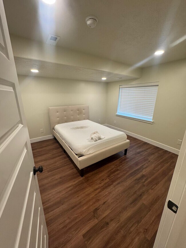 Building Photo - 1109 W Meridian Dr