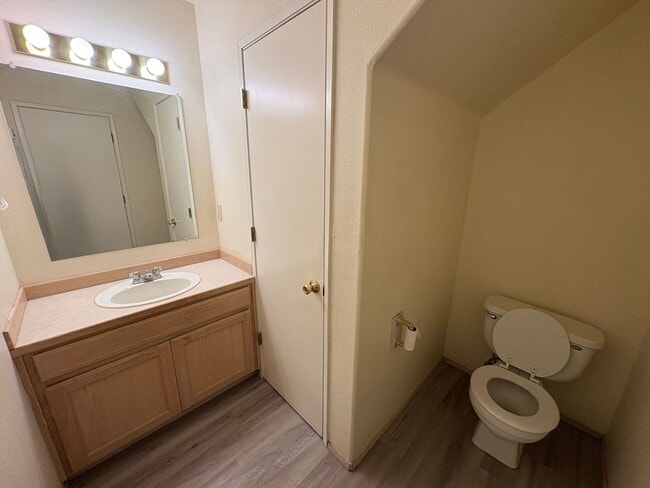 Building Photo - CHECK OUT THIS COZY 3 BEDROOM, 2.5 BATH TO...