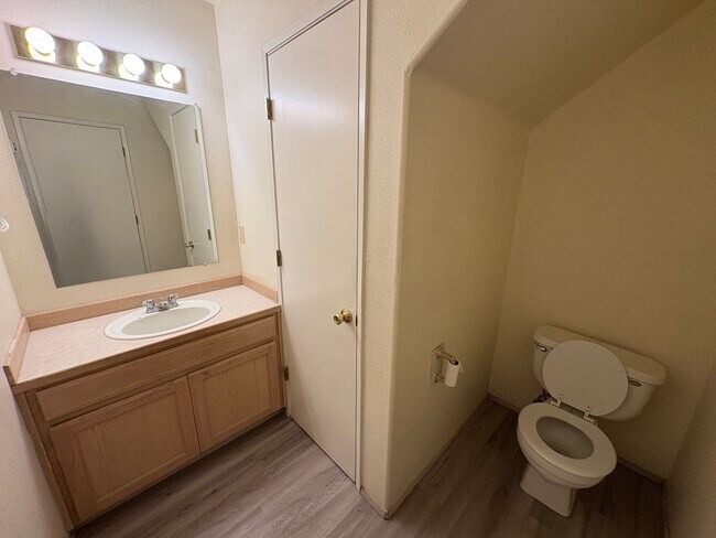 Building Photo - CHECK OUT THIS COZY 3 BEDROOM, 2.5 BATH TOWNHOME ON A CORNER LOT IN MOUNTAINVIEW NEIGHBORHOOD