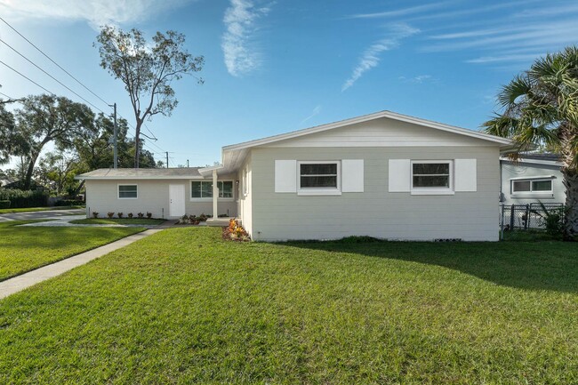 Building Photo - Mid-Century  3 bed/ 2 bath rental home wit...