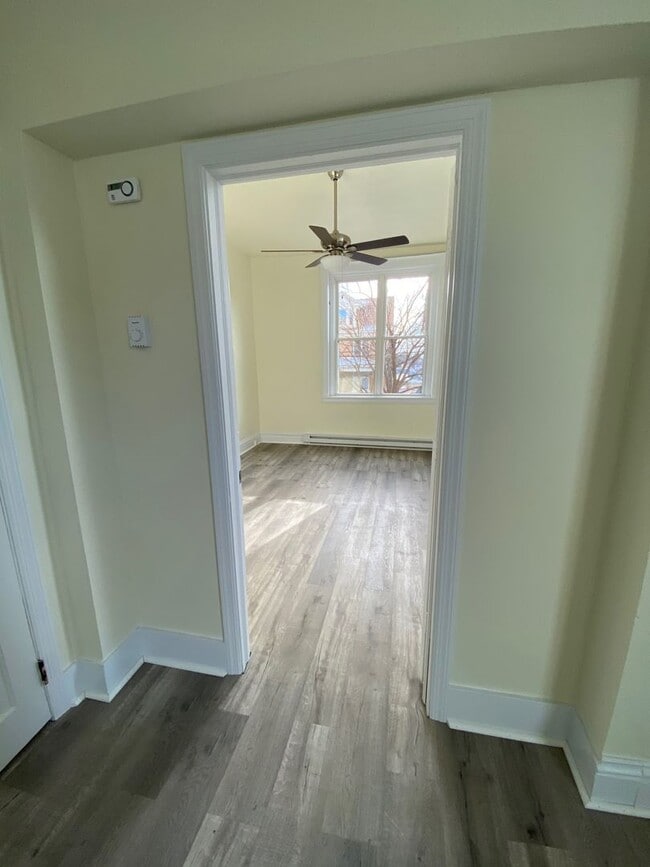 Building Photo - Updated 1 Bedroom Apartment now available!