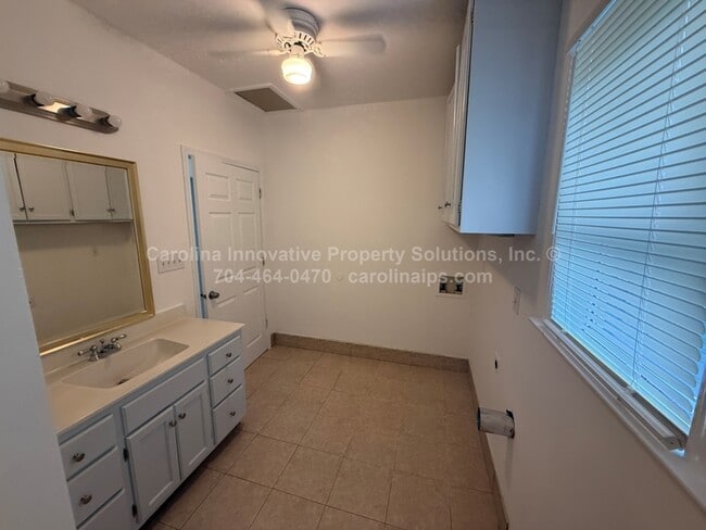 Building Photo - 610 N Pear St