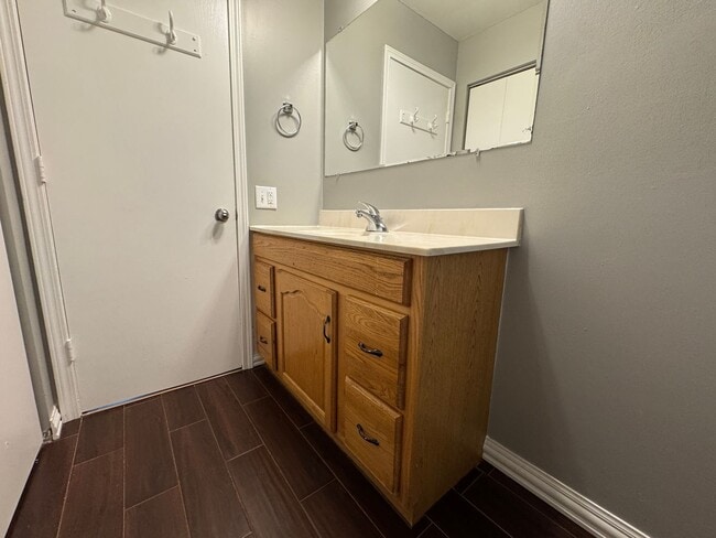 Building Photo - Stunning 3 Bedroom 2 Bathroom Home in Burn...