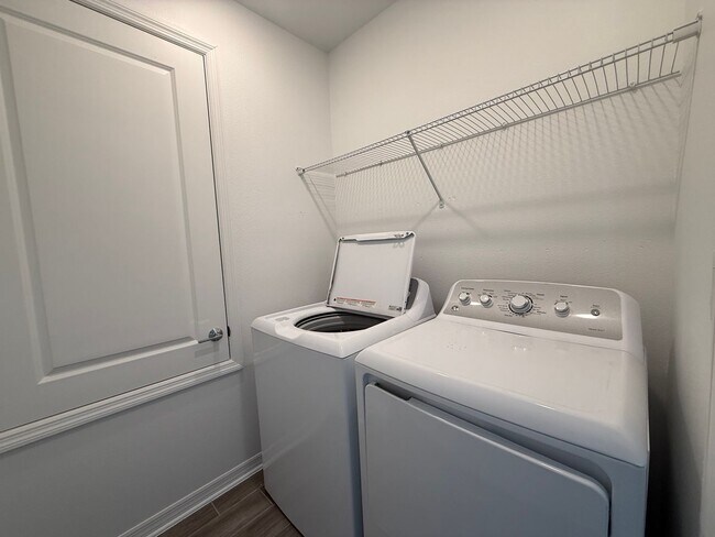 Building Photo - Beautiful 3 bedroom 2 bathroom home