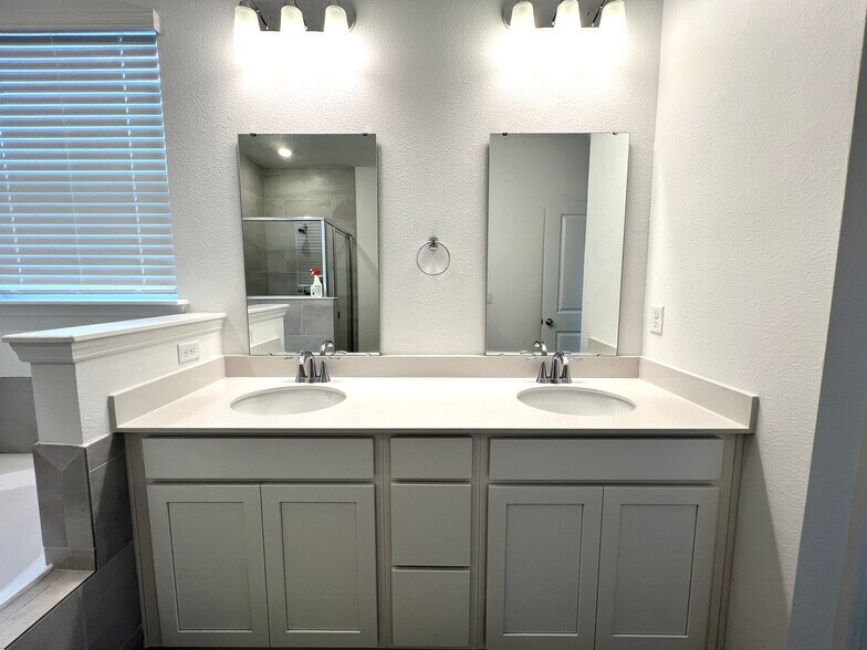 Master Bath - 15542 Whispering Fir Dr