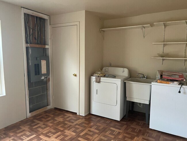 Building Photo - Welcome home!  Sought after Lake of the Woods!