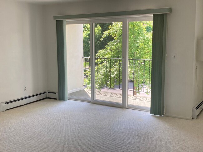 Building Photo - 1 Bed / 1 Bath Condo in a Strictly 62+ Community in the Hip Strip!