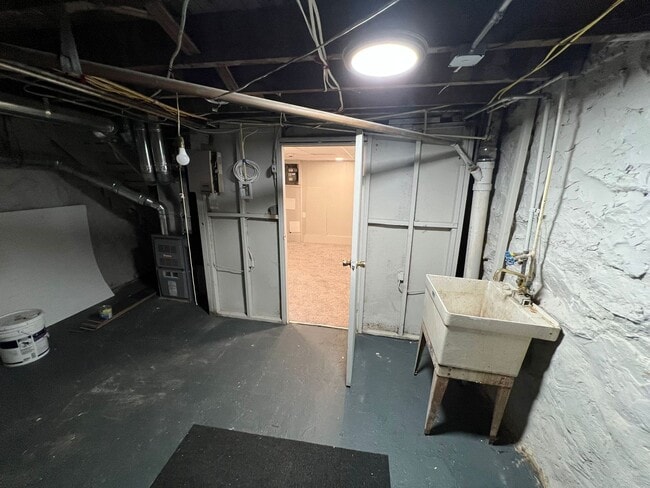 Building Photo - Charming 3 bedroom, 1 bathroom home locate...