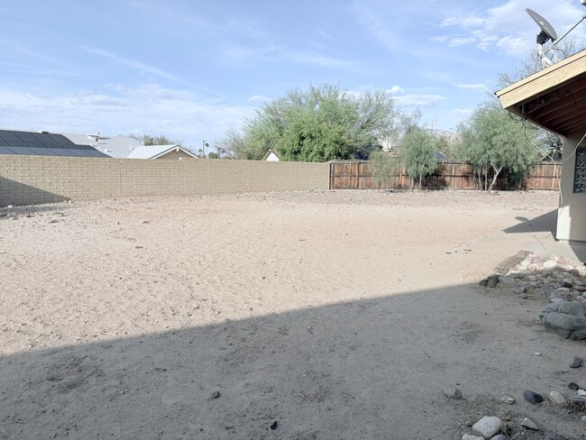 Building Photo - 3 bed/2 bath w/ large backyard