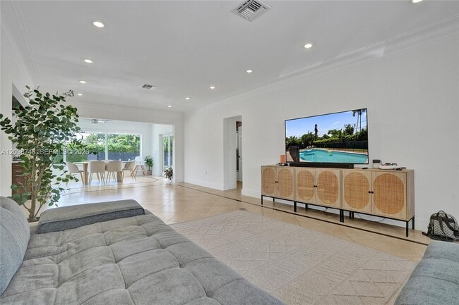 Building Photo - 2025 Alamanda Dr