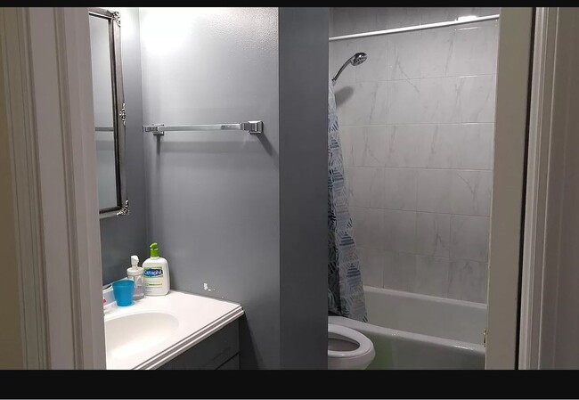 full bath upstairs - 111 41st St