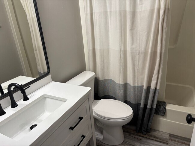 Building Photo - 2 Bedroom Duplex in Council Bluffs – Updat...