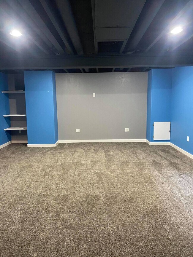 Building Photo - 4 bedroom - Dewhirst