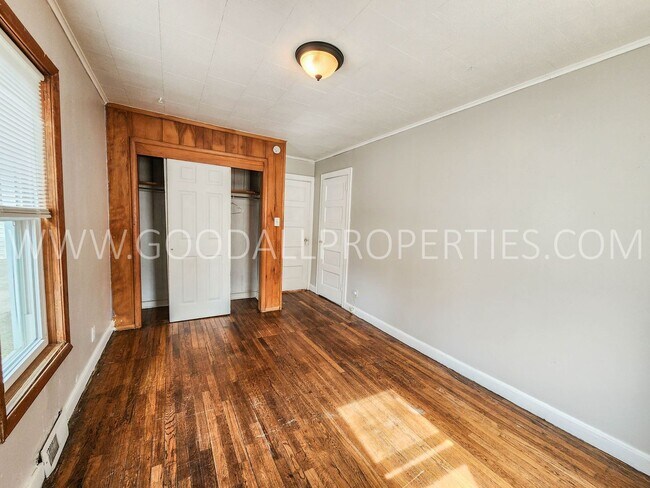 Building Photo - Great Deal !!! 4 Bedroom 1 Bath Home in Des Moines