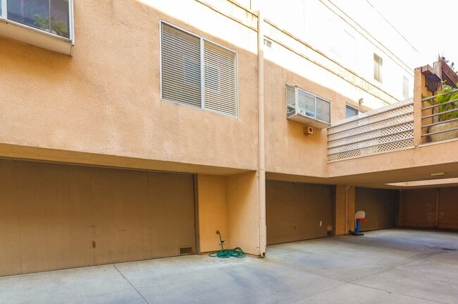 Building Photo - >>> THREE BEDROOM + THREE BATHS TOWNHOUSE ...